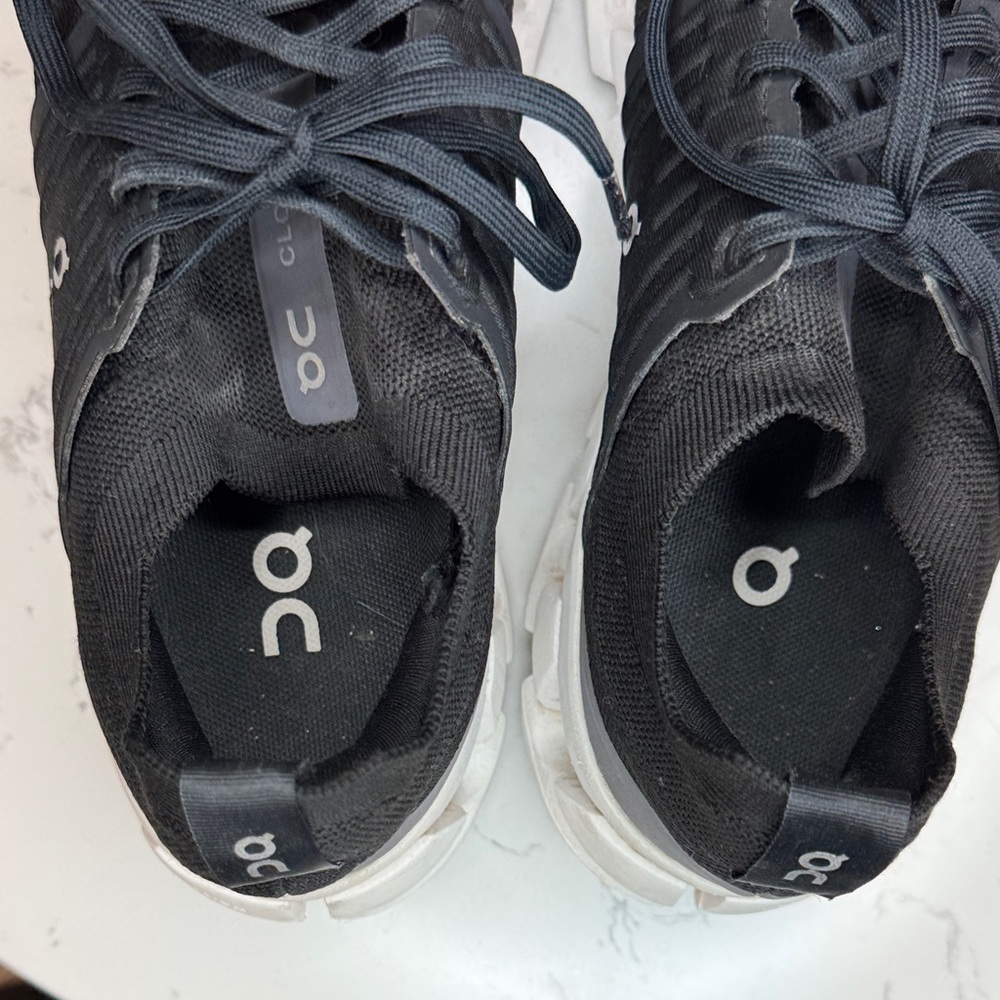 On Running Cloudtec Black and White Athletic Shoes 9.5 - Picture 5 of 9
